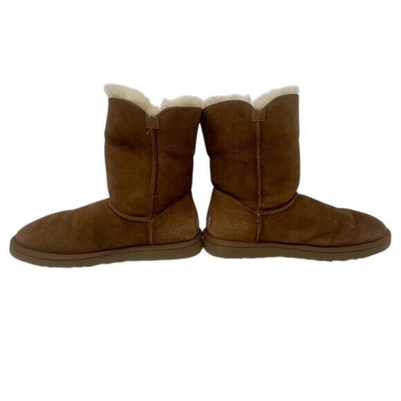 UGG Women’s Bailey Button, Women’s US 9, chestnut color, very good condition - Picture 3 of 13